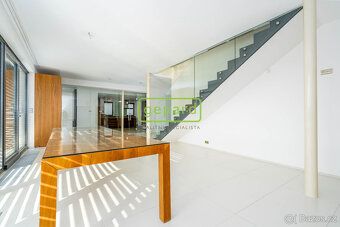 Exkluzivně Vám nabízíme k prodeji privátní sídlo v těsném so