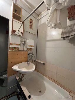 Prodám byt 1+kk, 26,6 m² se zasklenou lodžií na ulici Meziří