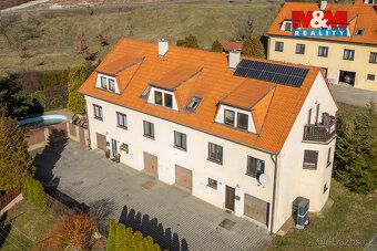 Nabízíme k prodeji velký krajní dvougenerační řadový rodinný
