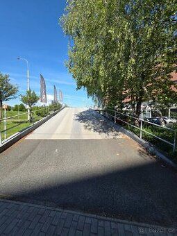 Nabízíme k prodeji samostatné garážové stání o velikosti 13 