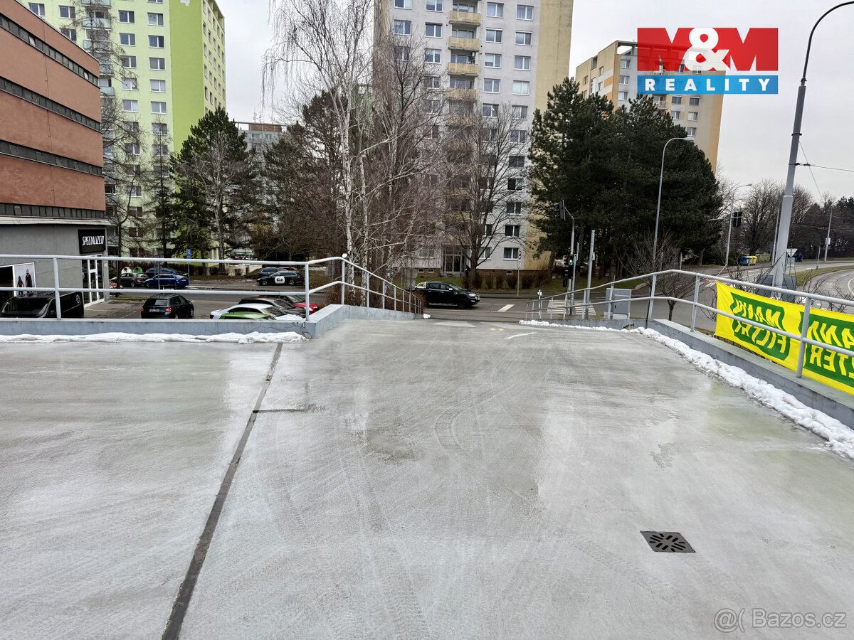 Nabízíme k prodeji samostatné garážové stání o velikosti 13 