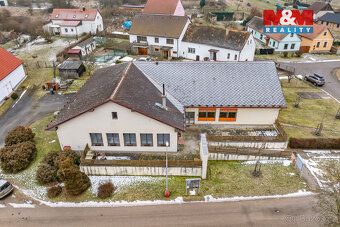 Nabízíme k prodeji přízemní obchodní objekt v centru obce St