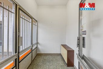 Nabízíme k prodeji přízemní obchodní objekt v centru obce St
