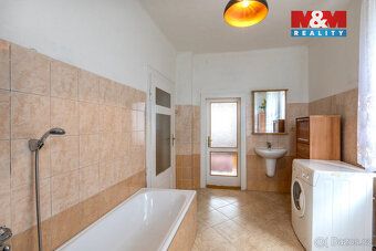 Nabízíme k prodeji samostatně stojící rodinný dům v klidné č