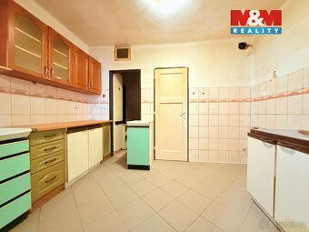Nabízíme k prodeji prostorný rodinný dům s dispozicí 4+1 v o