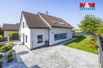 Ve Vestci u Prahy nabízíme k prodeji prostorný rodinný dům s