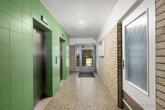 Nabízíme prostorný byt, nyní o dispozici 3+kk, který se nach