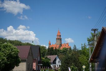 PRIMA Realitní společnost představuje téměř rovinatý pozemek