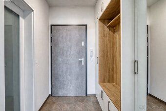 Nabízím k pronájmu moderní, světlý a velmi udržovaný byt 2+k