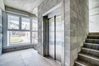 Nabízím k pronájmu moderní, světlý a velmi udržovaný byt 2+k