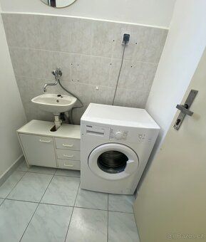 Nabízíme klidné, dlouhodobé ubytování v menší udržované budo