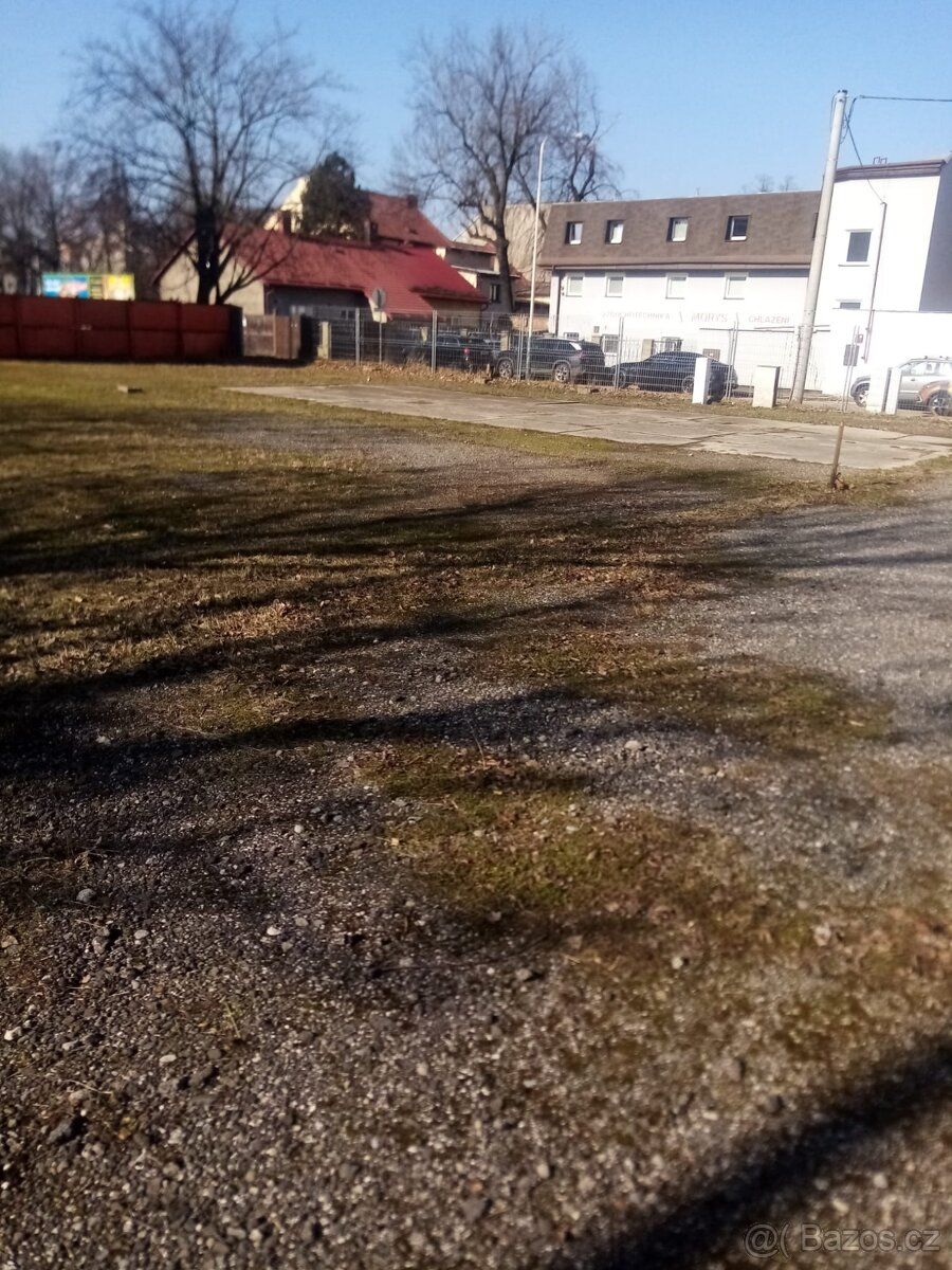 Nabízím k pronájmu atraktivní komerční pozemek o rozloze 848
