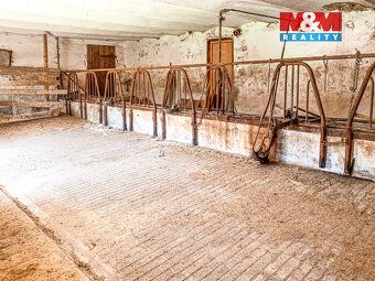 Nabízíme uzavřenou hospodářskou usedlost s původními dvěma r
