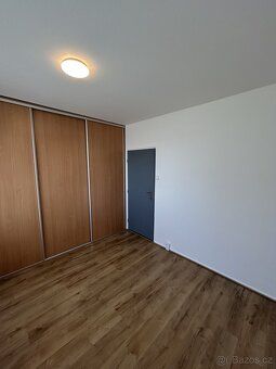 Nabízíme Vám ke koupi velice pěkný panelový byt  3+1 v OV na