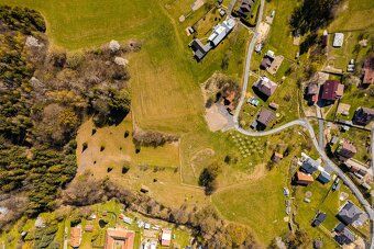 Slunný stavební pozemek 1 623 m² v obci Mikulůvka – klid, př