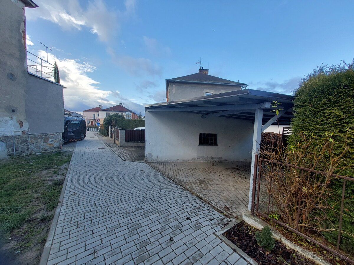 Zastřešené stání na auto. 1 500,-/měsíc. Sezimovo Ústí 2,ul.