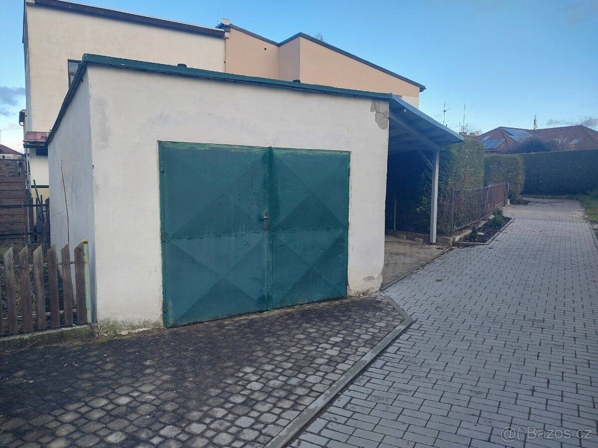 Zastřešené stání na auto. 1 500,-/měsíc. Sezimovo Ústí 2,ul.