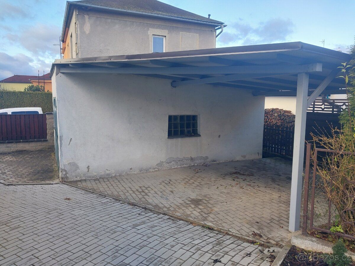 Zastřešené stání na auto. 1 500,-/měsíc. Sezimovo Ústí 2,ul.