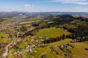Slunný stavební pozemek 1 1521 m² v obci Mikulůvka – klid, p