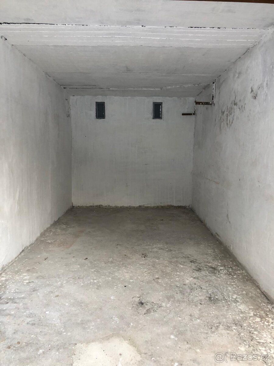 Prodám garáž v Jateční ul. pod Klíší, (naproti Teslova ul.) 