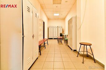 PRONÁJEM VÝROBNÍ / SKLADOVÉ HALY 720 m² + DVŮR 450 m² – OSTR