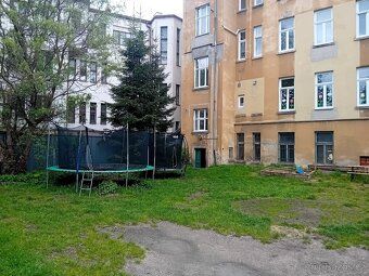 Nabízíme k pronájmu prostorný a světlý byt 4+1 s balkonem o 