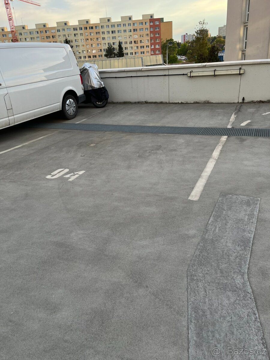 Prodám garážové stání v Praze Horních Měcholupech poblíž Kau