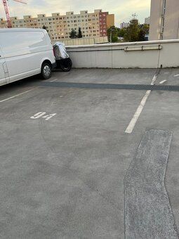 Prodám garážové stání v Praze Horních Měcholupech poblíž Kau