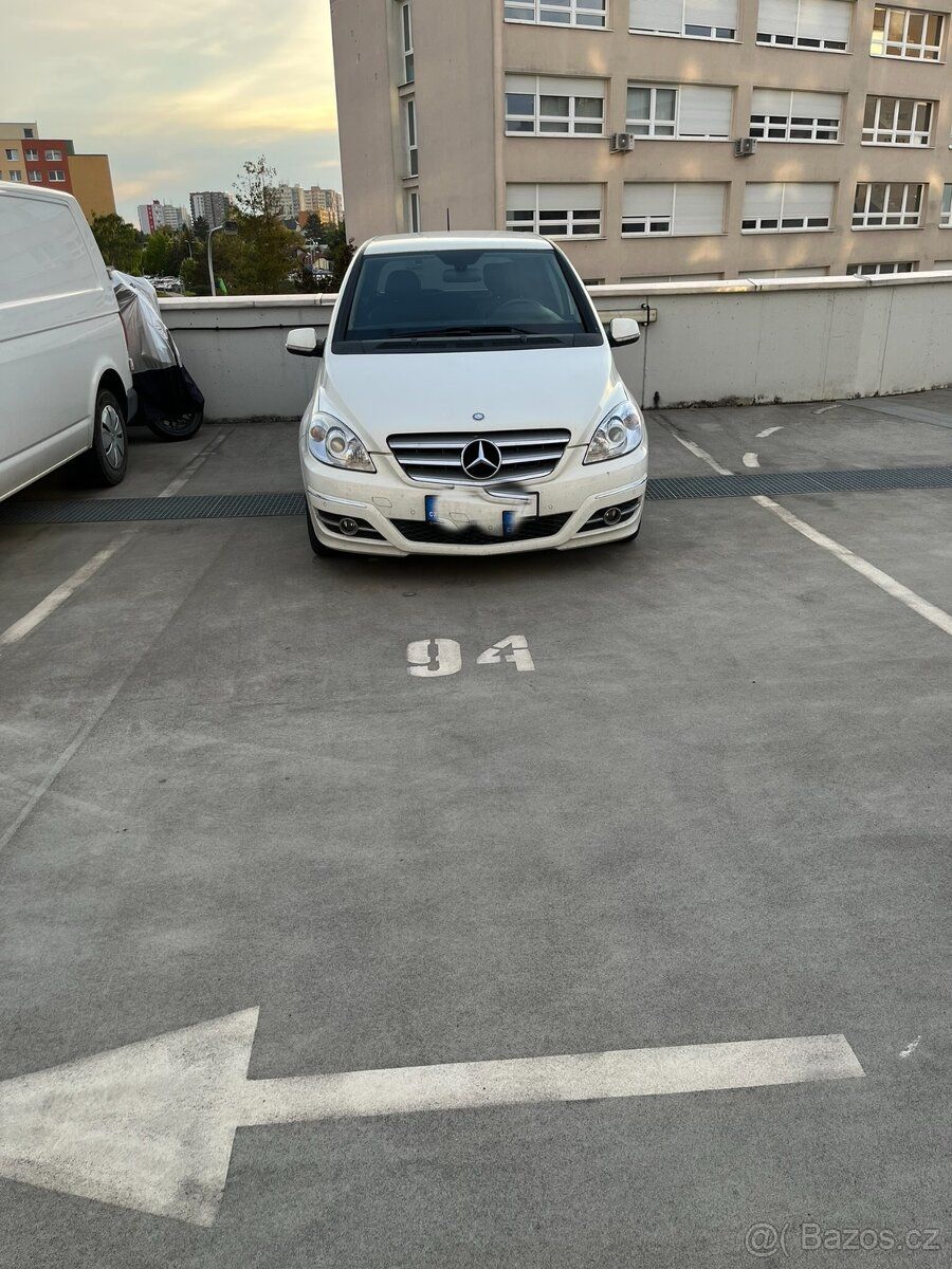 Prodám garážové stání v Praze Horních Měcholupech poblíž Kau