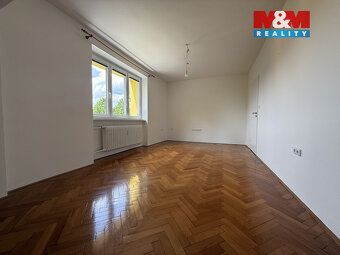 Nabízíme k pronájmu slunný a udržovaný byt v klidné části Ja