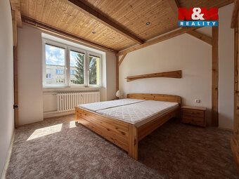 Nabízíme k pronájmu slunný a udržovaný byt v klidné části Ja