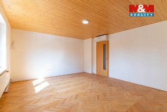 Nabízíme k prodeji prostorný rodinný dům v klidné části Krom