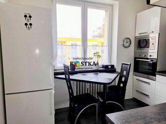 K pronájmu nabízíme plně vybavený byt 3+1 se zasklenou lodži