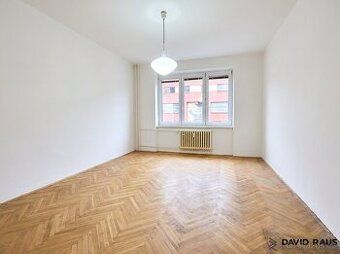Nabízíme k prodeji světlý ateliér o dispozici 2+kk (47 m²) s