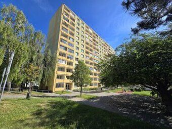Nabízíme k prodeji světlý ateliér o dispozici 2+kk (47 m²) s
