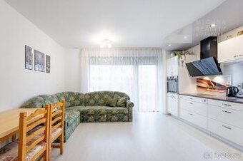 Nabízíme k prodeji světlý ateliér o dispozici 2+kk (47 m²) s