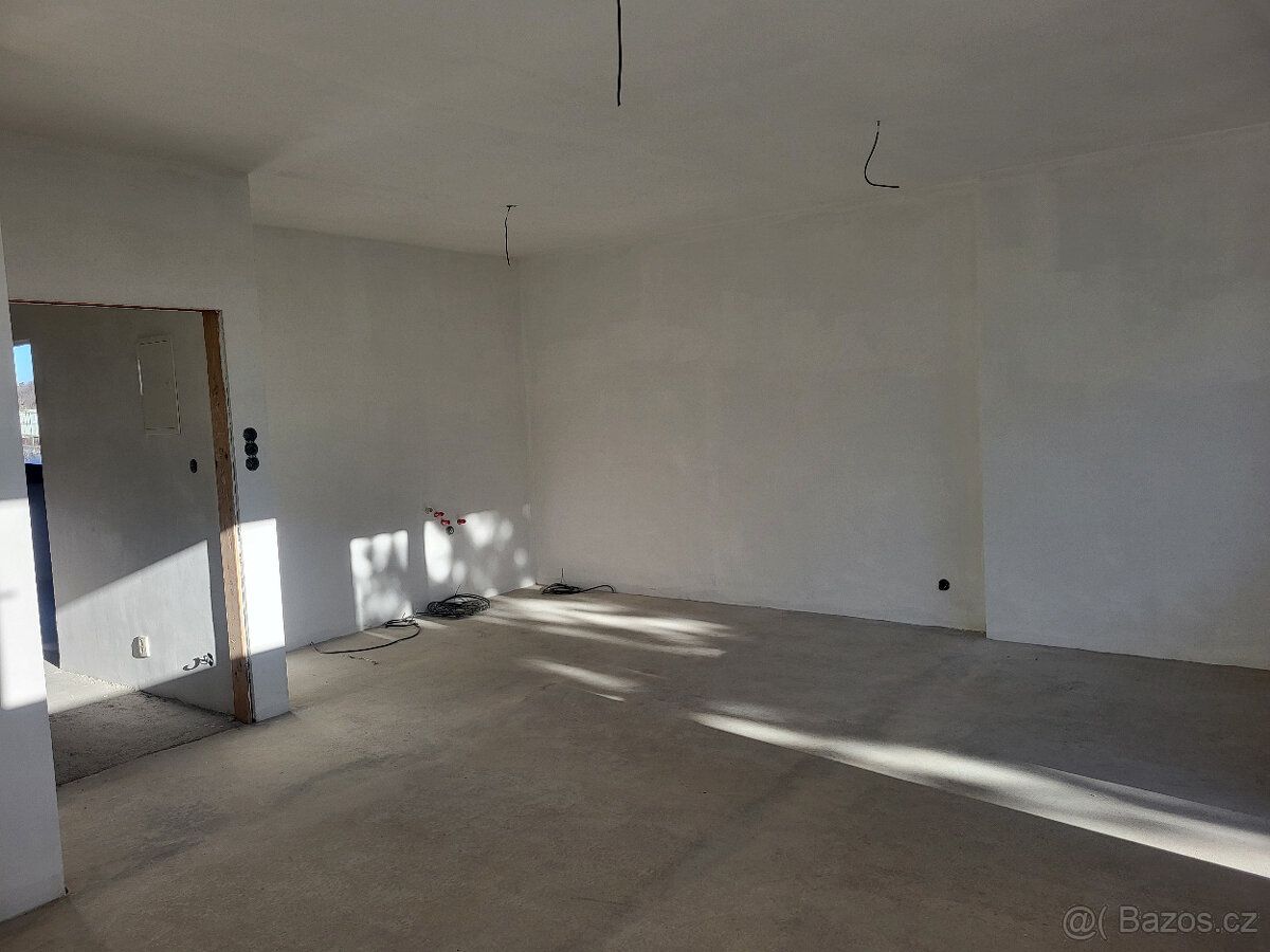 Nabízíme k prodeji světlý ateliér o dispozici 2+kk (47 m²) s