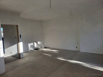 Nabízíme k prodeji světlý ateliér o dispozici 2+kk (47 m²) s