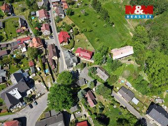 Nabízíme k prodeji krásný a světlý byt 2+1 ve Svoru, který z