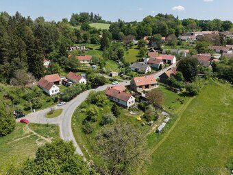 Nabízím k prodeji rodinný dům v obci Zhořec, který nabízí ši