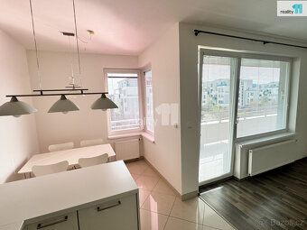 , Pronájem světlého bytu 2+kk s terasou a krytým parkovacím 