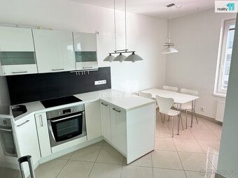 , Pronájem světlého bytu 2+kk s terasou a krytým parkovacím 