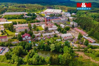 Nabízíme k prodeji prostornou zahradu o výměře 927 m², která