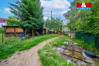 Nabízíme k prodeji prostornou zahradu o výměře 927 m², která