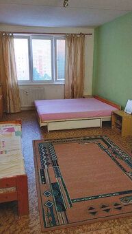 Panelový byt na sídlišti v 5. patře. Pronájem zařízeného byt