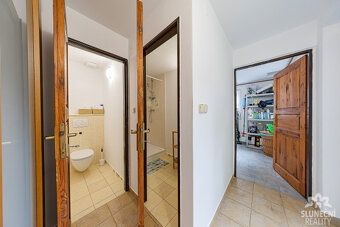 Naše společnost Vám nabízí k prodeji prostorný rodinný dům o