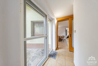 Naše společnost Vám nabízí k prodeji prostorný rodinný dům o