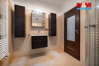 Představujeme vám rodinný dům s uzavřeným dvorem, který se n