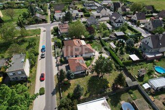 Nabízíme Vám prodej pozemku 812 m² s garáží a bazénem v obci