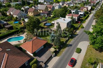 Nabízíme Vám prodej pozemku 812 m² s garáží a bazénem v obci